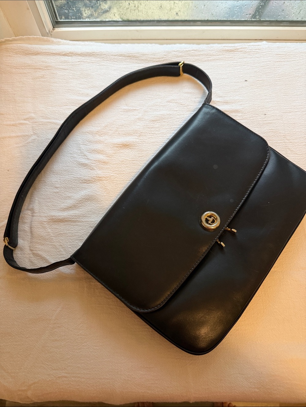 El Corte Ingles Black Leather Shoulder Bag with Gold pinch Lock vintage